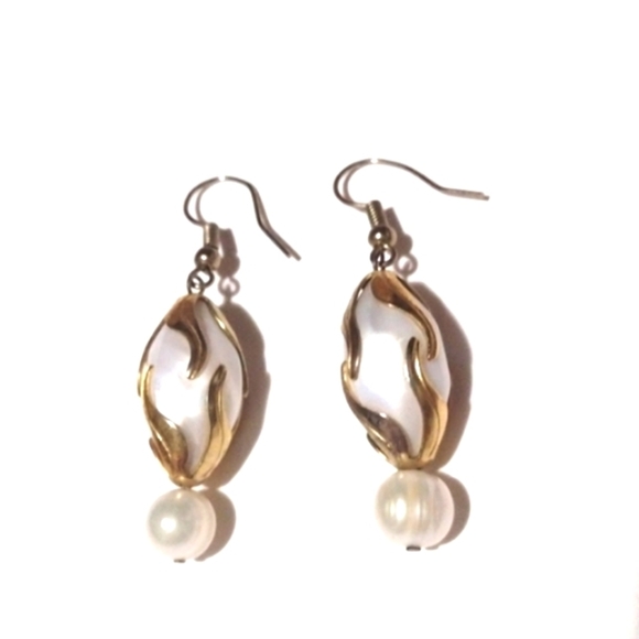 VINTAGE IVORY FAUX PEARL GOLD-TONE ACCENTS DROP DANGLE HOOK 1.5" EARRINGS - Picture 5 of 8